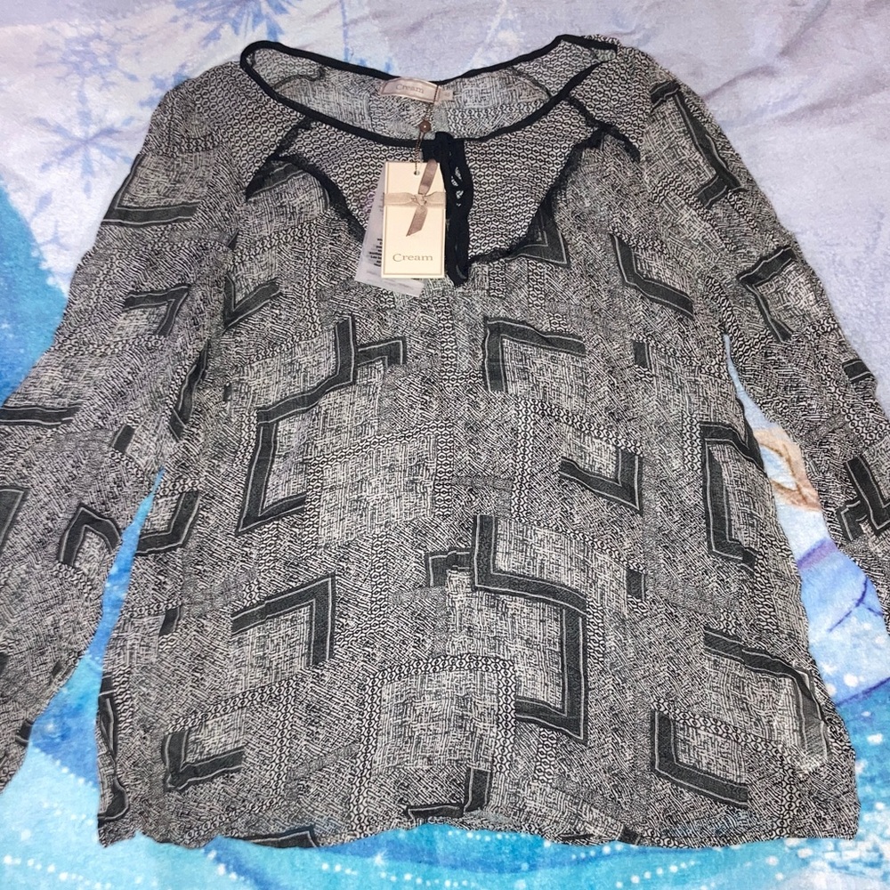 Elegant Black and Gray Patterned Blouse